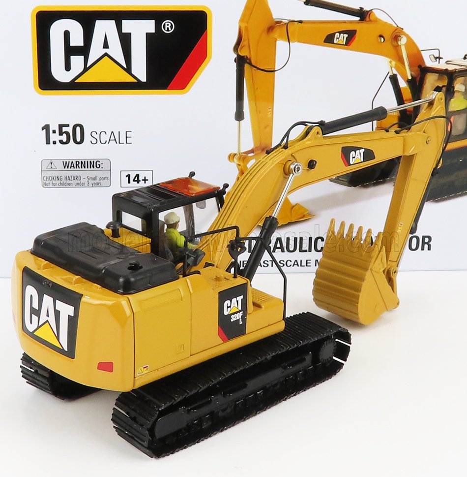 Modelo de excavadora hidráulica CAT 320F a escala 1:50 con figura detallada del operador, disponible en Vroomi.