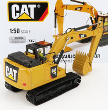 Modelo de excavadora hidráulica CAT 320F a escala 1:50 con figura detallada del operador, disponible en Vroomi.