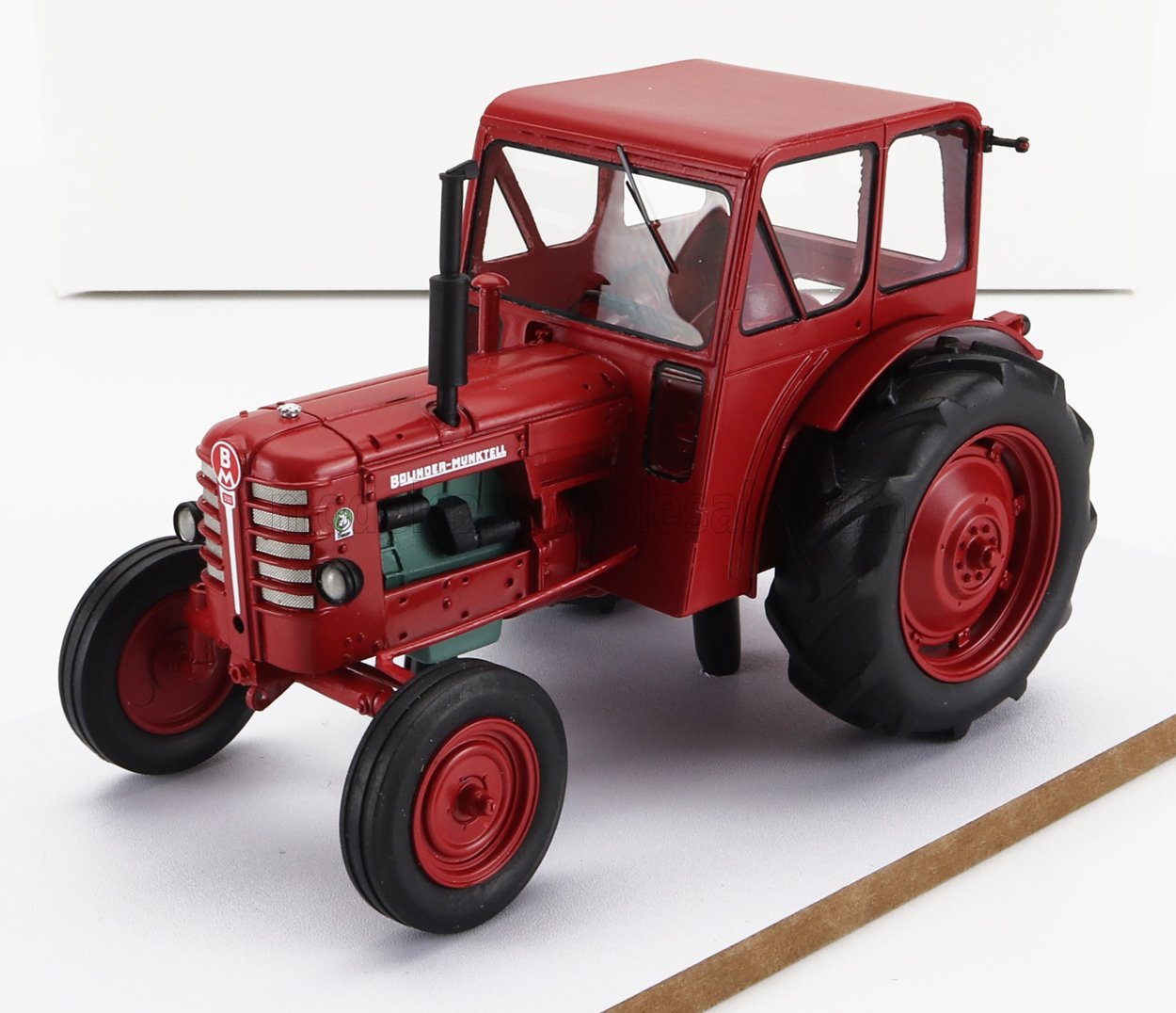 Maqueta a escala del tractor vintage Bolinder-Munktell rojo con cabina cerrada, réplica coleccionable disponible en Vroomi.