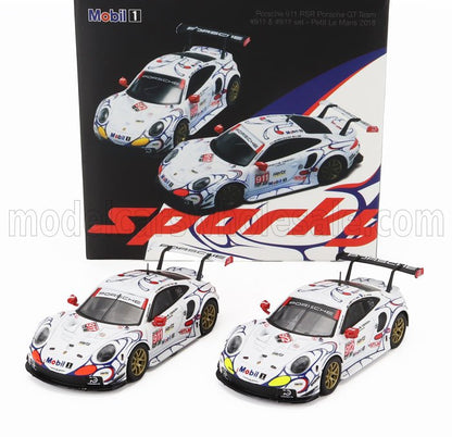 Dos modelos a escala de coches Porsche 911 RSR GT Team blancos con logotipos de Mobil 1, presentados en una caja con la marca, disponibles en Vroomi.
