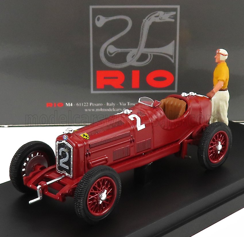 Modelo detallado de coche de carreras Alfa Romeo vintage rojo número 2 con figura de piloto, a la venta en Vroomi.