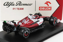 ALFA ROMEO | F1 C42 TEAM ORLEN RACING N 24 BAHRAIN GP 2022 GUANYU ZHOU - CON CASCO Y VITRINA DE PLÁSTICO -