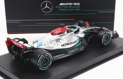 Modelo de coche Mercedes AMG Petronas F1 con la marca INEOS y P Zero, expuesto sobre una base negra, disponible a través de Vroomi.