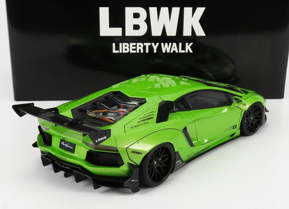 Modelo personalizado del coche deportivo Green Liberty Walk LBWK con alerón trasero y llantas negros, presentado en Vroomi.
