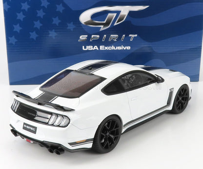 Coche en miniatura Ford Mustang GT Spirit USA Exclusive R-Spec a escala 1/18 en color blanco con franjas negras y alerón, disponible en Vroomi.