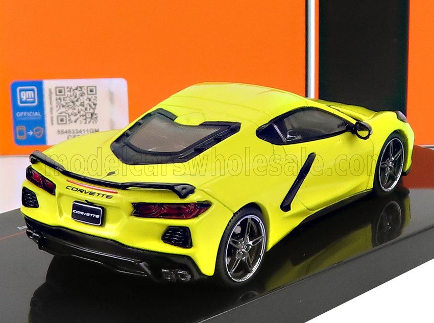 Modelo de coche deportivo Corvette amarillo sobre superficie negra con fondo naranja, disponible a través de Vroomi.