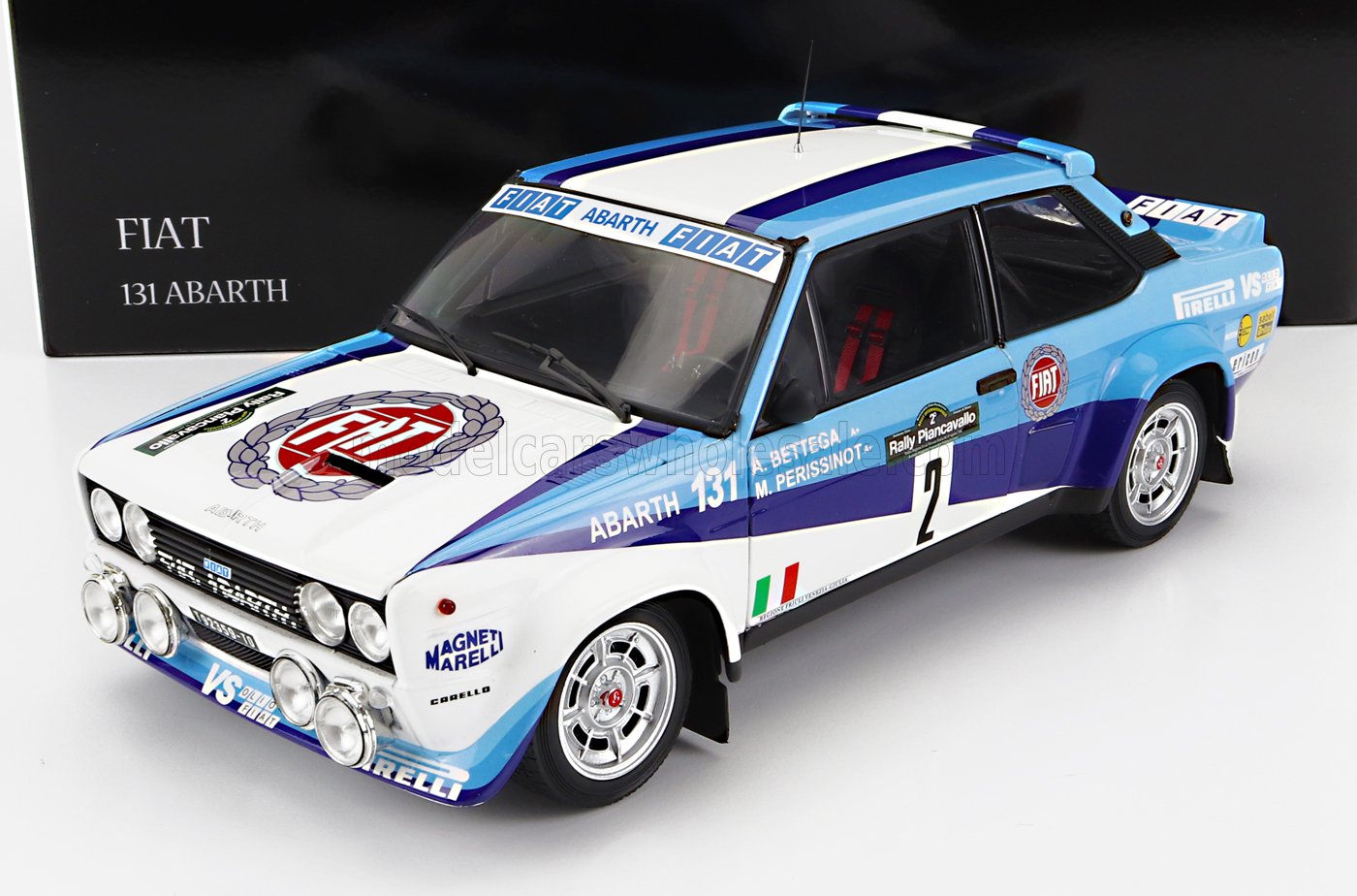 Modelo de coche de rally Fiat 131 Abarth blanco y azul con adhesivos de patrocinadores y número de carrera, disponible en Vroomi.