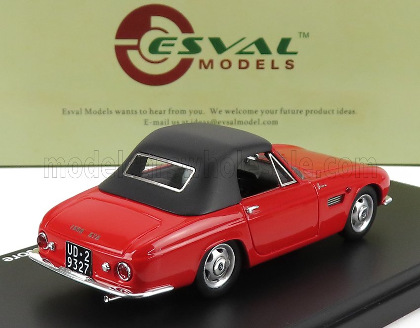 Coche modelo Iso GT2 rojo de 1960 con capota blanda negra, expuesto sobre una base negra, disponible a través de Vroomi.