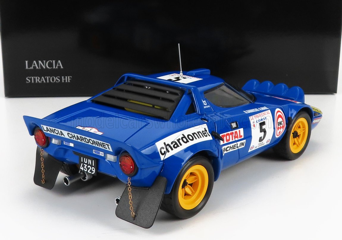 Modelo de coche de rally Lancia Stratos HF azul con adhesivos de carreras y ruedas amarillas, presentado en Vroomi.