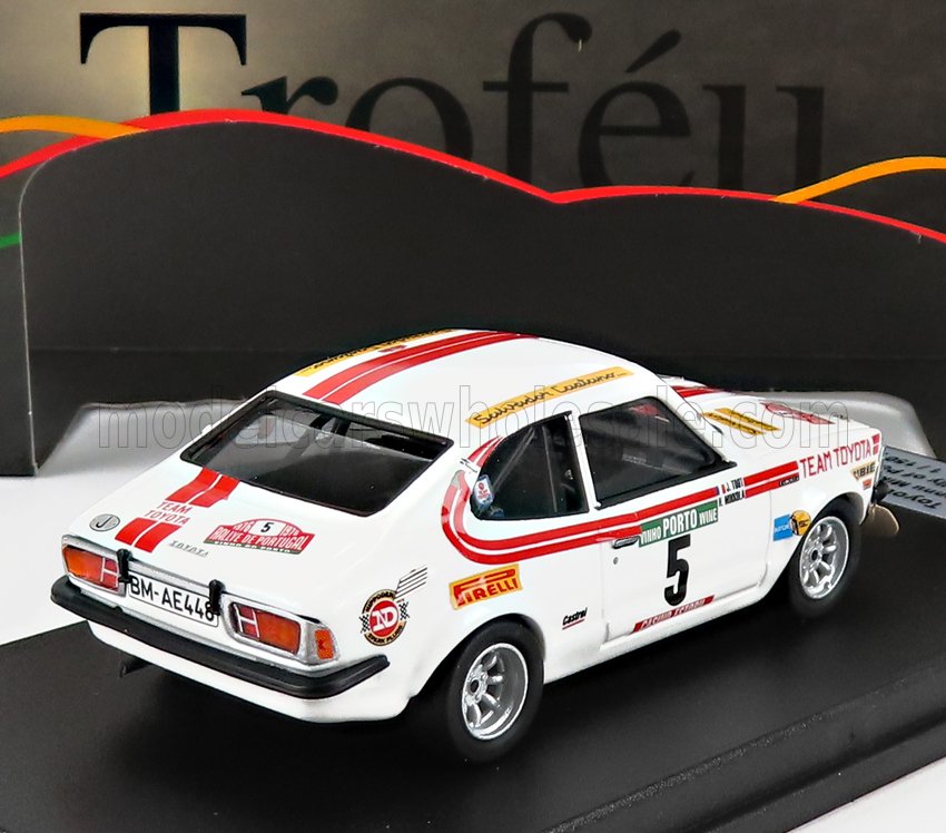 Maqueta a escala de un coche de rally Toyota blanco con adhesivos de carreras, número 5, actualmente disponible en Vroomi.
