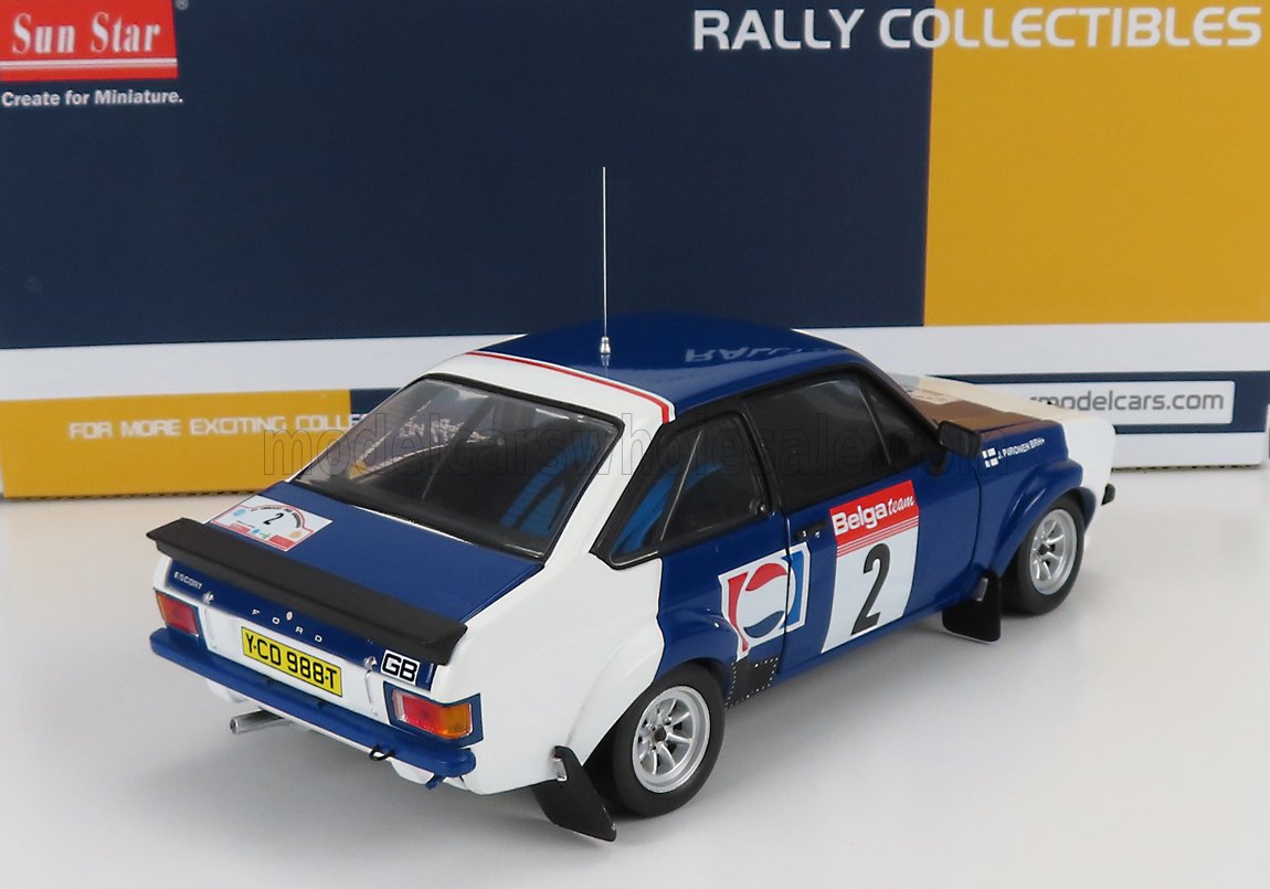 Modelo de coche de rally fundido a presión con decoración azul y blanca, disponible en Vroomi para coleccionistas.