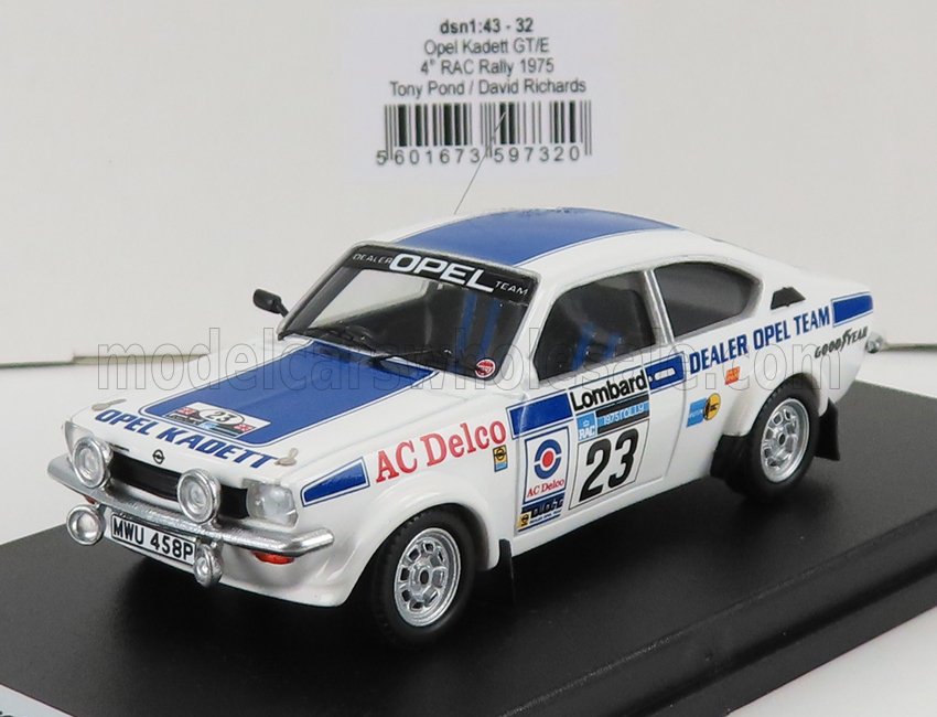 Modelo de coche de rally Opel Kadett GT/E 1975 blanco y azul sobre soporte negro, disponible a través de Vroomi.