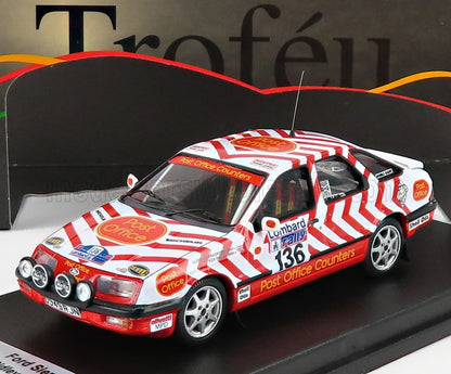 Coche de rally Ford Sierra con los colores de Post Office Counters, rayas rojas y blancas, modelo en exposición, disponible en Vroomi.