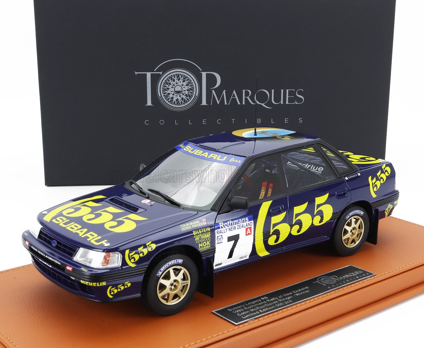 Maqueta a escala 1:18 del Subaru Legacy RS 1989 Rally New Zealand con decoración 555 en exposición, también disponible en Vroomi.