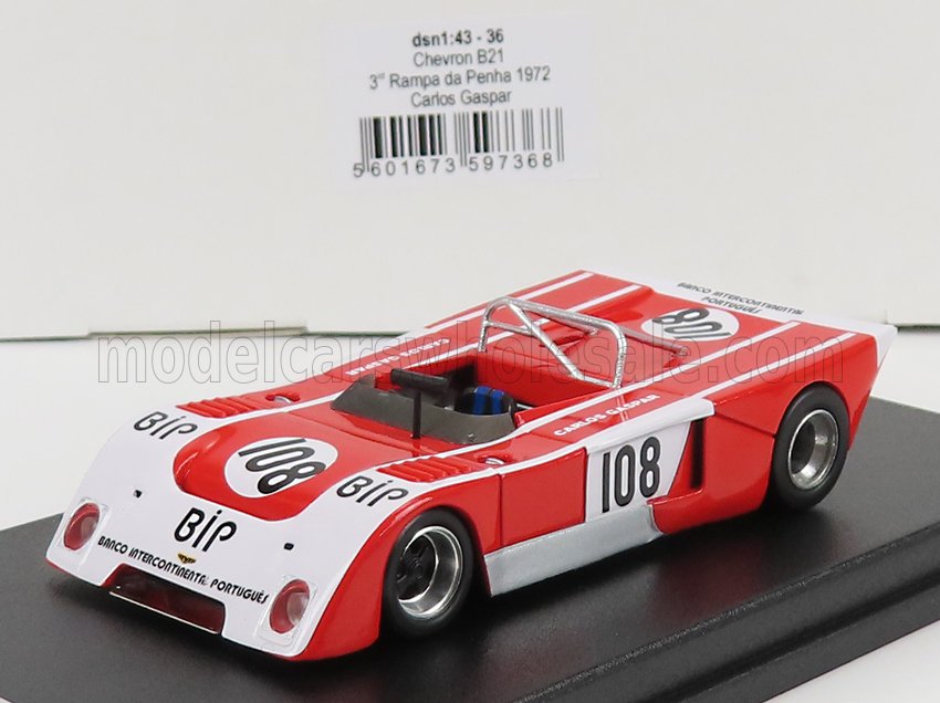 Modelo de coche de carreras Chevron B21 vintage rojo y blanco con el número 108, detallado sobre una base negra, ofrecido en Vroomi.