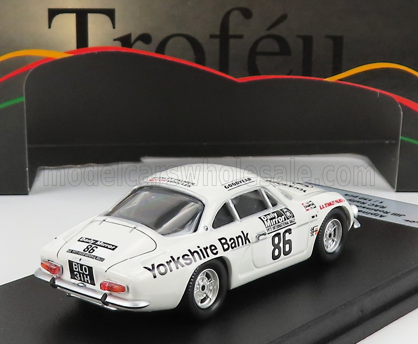 Modelo de coche de carreras White Yorkshire Bank 86 con adhesivos de patrocinadores en exposición, disponible a través de Vroomi.