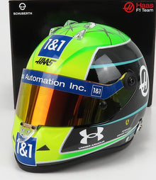 Casco de carreras del equipo Haas F1 en verde neón y negro con los logotipos 1&1 y Under Armour, disponible en Vroomi.