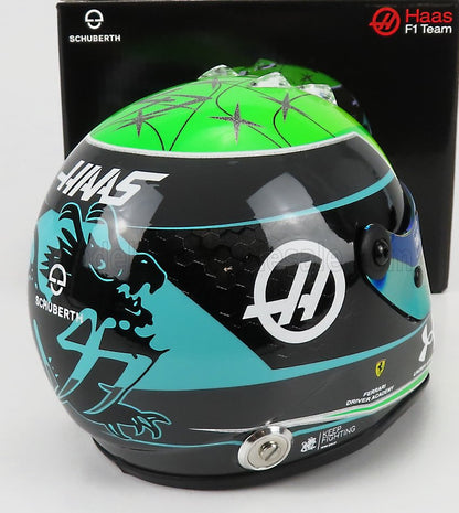Casco de carreras Schuberth verde y negro con los logotipos del equipo Haas F1 y la Ferrari Driver Academy, disponible en Vroomi.