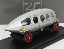 Modelo de coche vintage plateado con ruedas rojas y detalles dorados en exhibición, disponible en Vroomi.