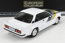 Coche en miniatura Opel Manta 400 en escala 1:400, de color blanco con rayas amarillas y grises, disponible en Vroomi.