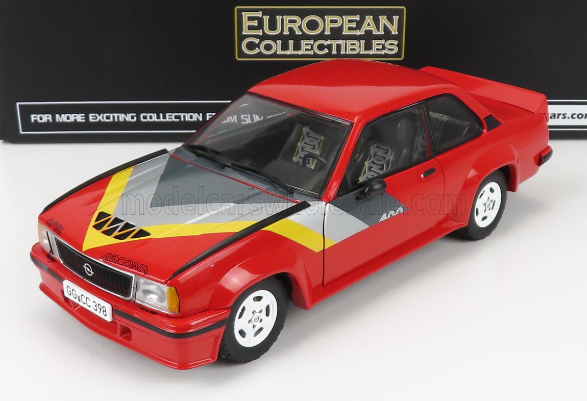 Maqueta a escala del Opel Ascona 400 rojo con adhesivos de carreras, réplica coleccionable disponible en Vroomi.