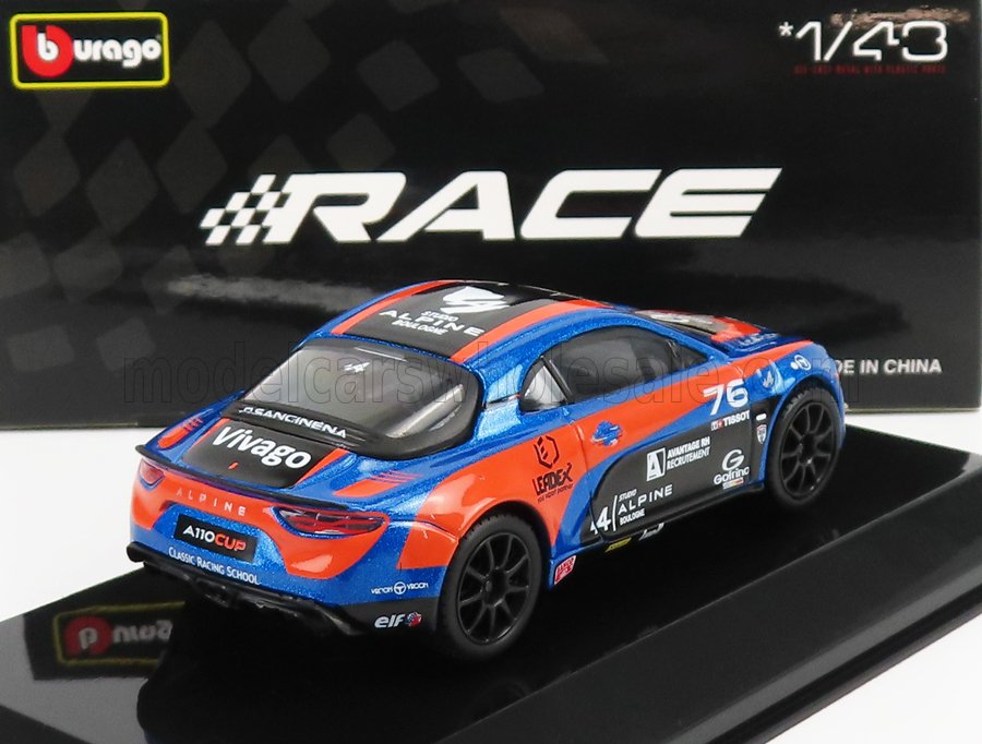 Modelo de coche de carreras Alpine Cup azul y naranja a escala 1/43 de Bburago, presentado en Vroomi.