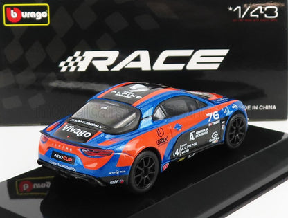 Modelo de coche de carreras Alpine Cup azul y naranja a escala 1/43 de Bburago, presentado en Vroomi.