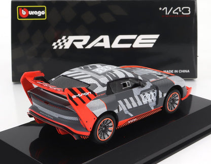 Modelo de coche de carreras Audi e-tron a escala 1/43 de Burago con detalles en negro y naranja, disponible en Vroomi.