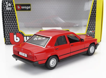 Coche en miniatura Burago Mercedes 190E a escala 1:24 en color rojo con detalles realistas, disponible en Vroomi.