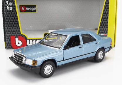 Coche Mercedes a escala 1:24 de color azul claro de la marca Bburago en su embalaje original, disponible en la plataforma Vroomi.