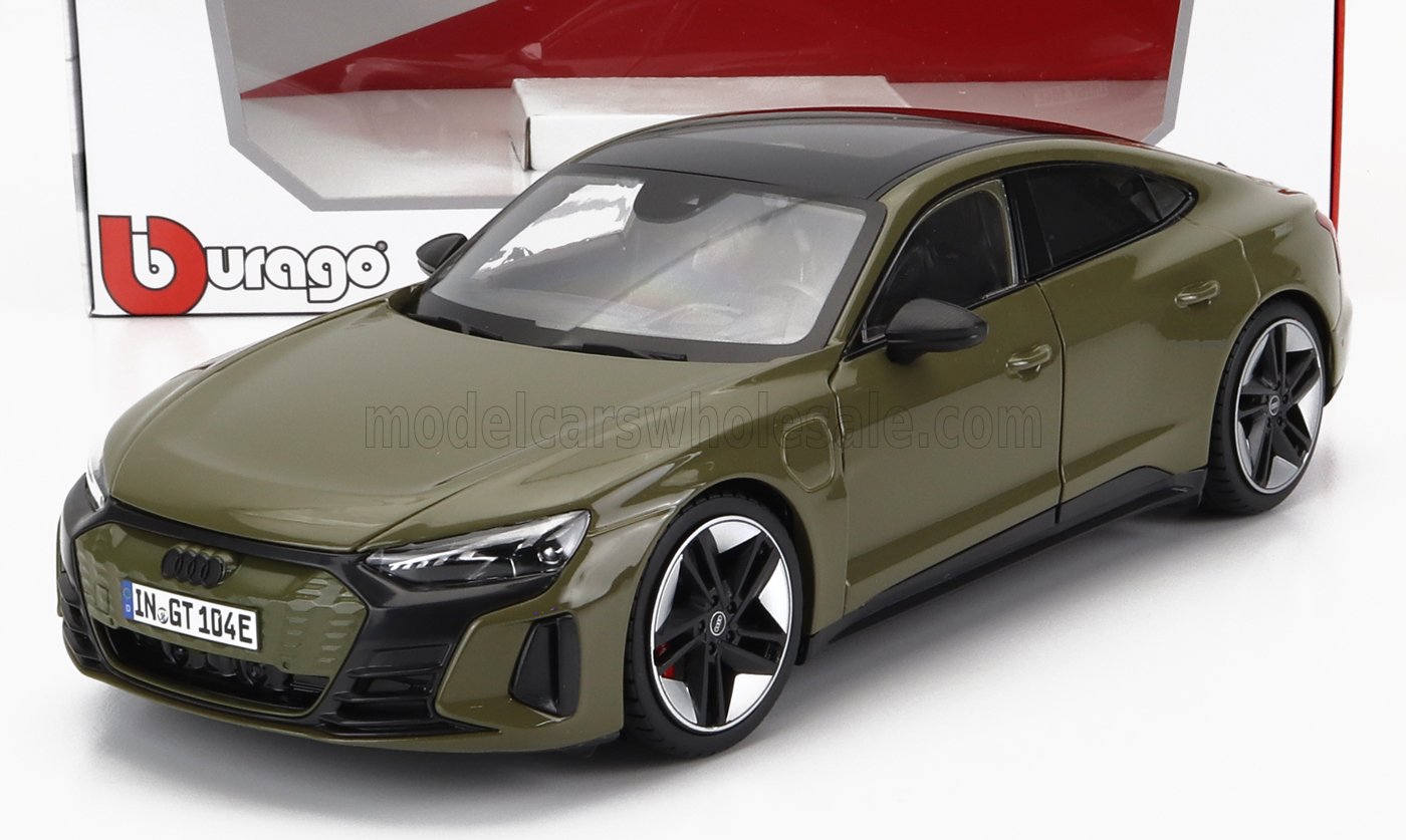 Coche modelo Audi verde oliva de Bburago con techo negro y diseño moderno, disponible en Vroomi.