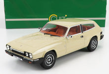 Modelo clásico de coche a escala 1/18 en color beige con interior rojo, disponible para coleccionistas en Vroomi.
