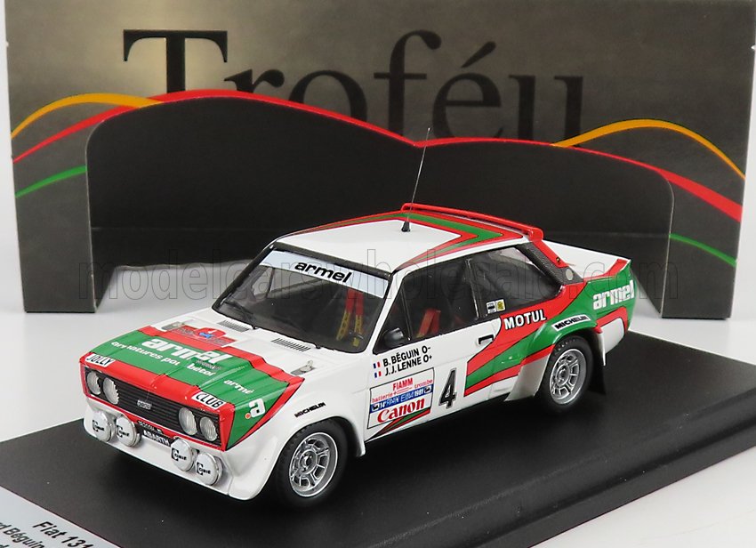 Maqueta a escala del Fiat 131 Abarth Rally con adhesivos de carreras, pieza de colección actualmente disponible en línea.
