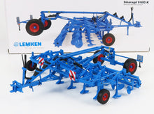 Modelo a escala del cultivador de campo semisuspendido Blue Lemken Smaragd 9/600 K con ruedas rojas, disponible en Vroomi.