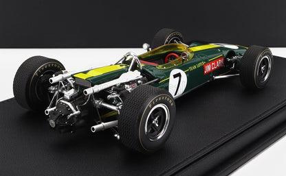 Modelo clásico del coche de carreras Team Lotus con los colores de Jim Clark, verde y amarillo, expuesto sobre una base negra, disponible a través de Vroomi.