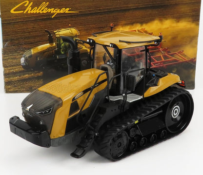 Modelo de tractor Challenger amarillo con orugas negras expuesto con un fondo agrícola, ahora disponible en Vroomi.