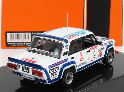 Maqueta a escala de un coche de rally Lada blanco y azul con adhesivos de patrocinadores, expuesta en la plataforma Vroomi.
