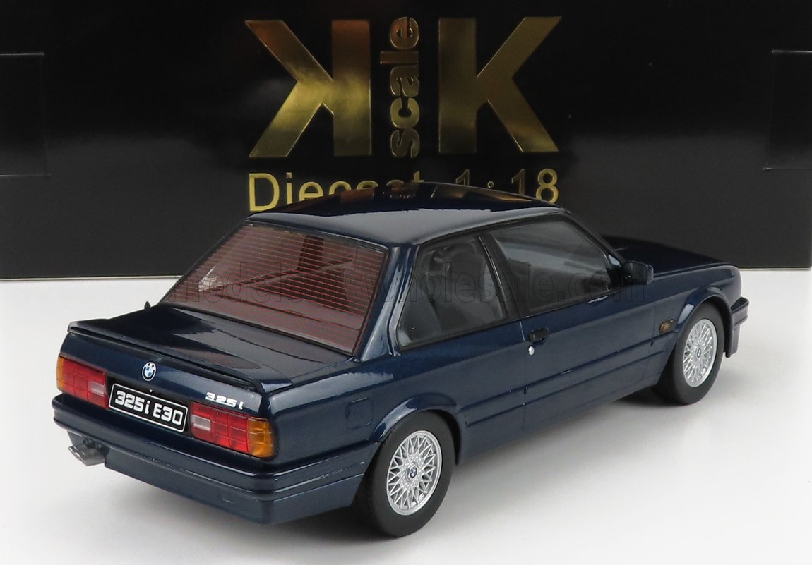Coche de juguete BMW 325i E30 azul oscuro a escala 1:18, disponible en Vroomi.