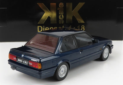 Coche de juguete BMW 325i E30 azul oscuro a escala 1:18, disponible en Vroomi.