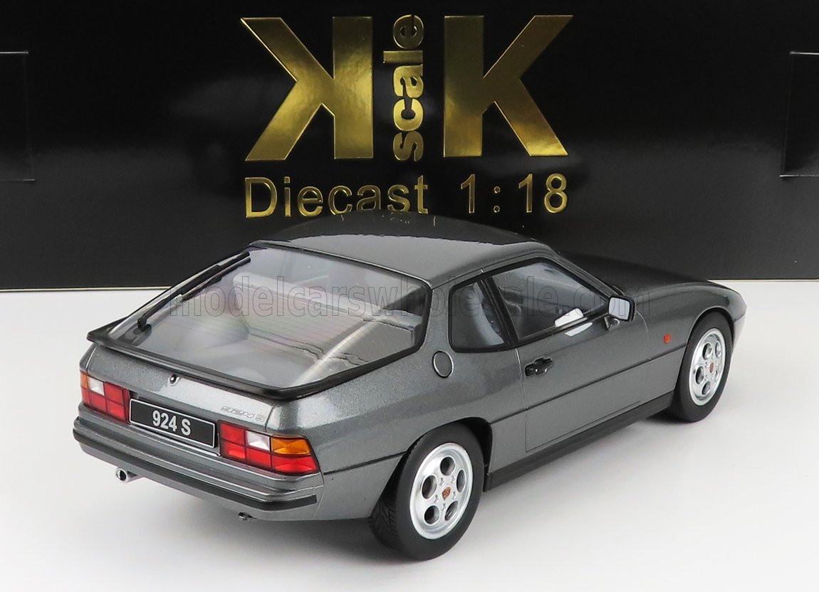 Maqueta de Porsche 924 S gris a escala 1:18, vista trasera detallada, disponible en Vroomi.