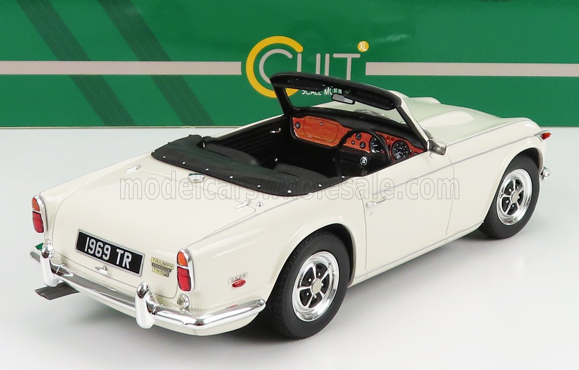 Modelo a escala 1/18 del Triumph TR descapotable de 1969 en color blanco, disponible para coleccionistas en Vroomi.