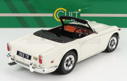 Modelo a escala 1/18 del Triumph TR descapotable de 1969 en color blanco, disponible para coleccionistas en Vroomi.