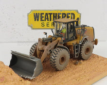 Modelo detallado y desgastado de una pala cargadora Caterpillar sobre una base de tierra, presentado en el mercado Vroomi.