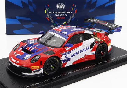 Modelo de coche de carreras Porsche 911 GT3 R rojo y azul con los colores de Australia, mostrado con el fondo de los FIA Motorsport Games 2022, disponible en Vroomi.