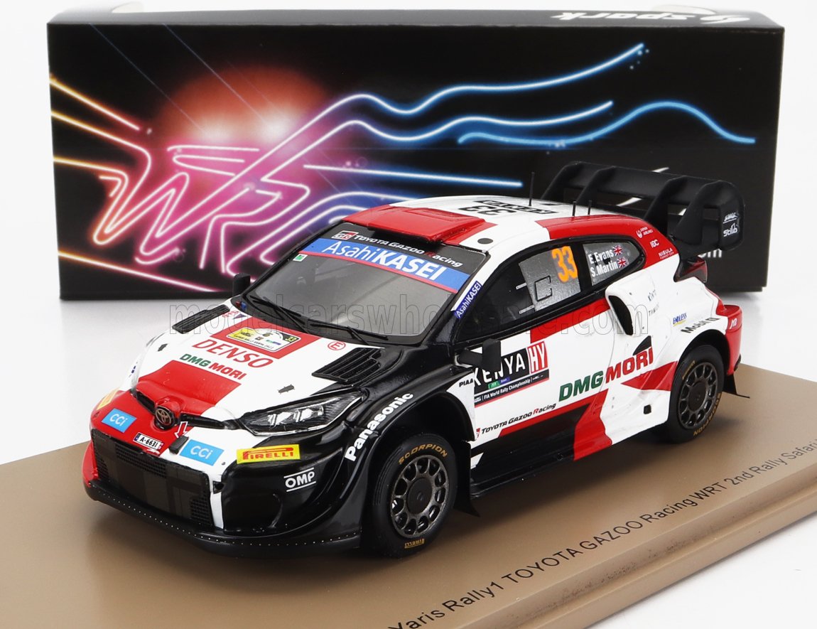 Maqueta del Toyota Yaris Rally1 con colores negro, rojo y blanco en un expositor, ofrecida a través de Vroomi.