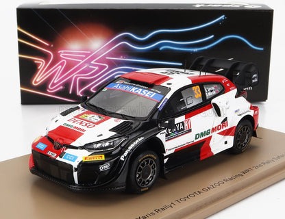 Maqueta del Toyota Yaris Rally1 con colores negro, rojo y blanco en un expositor, ofrecida a través de Vroomi.