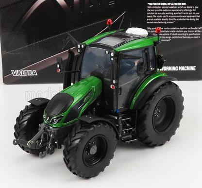 Maqueta detallada del tractor Valtra en color verde con ruedas grandes, expuesta con un fondo con la marca, disponible en Vroomi.