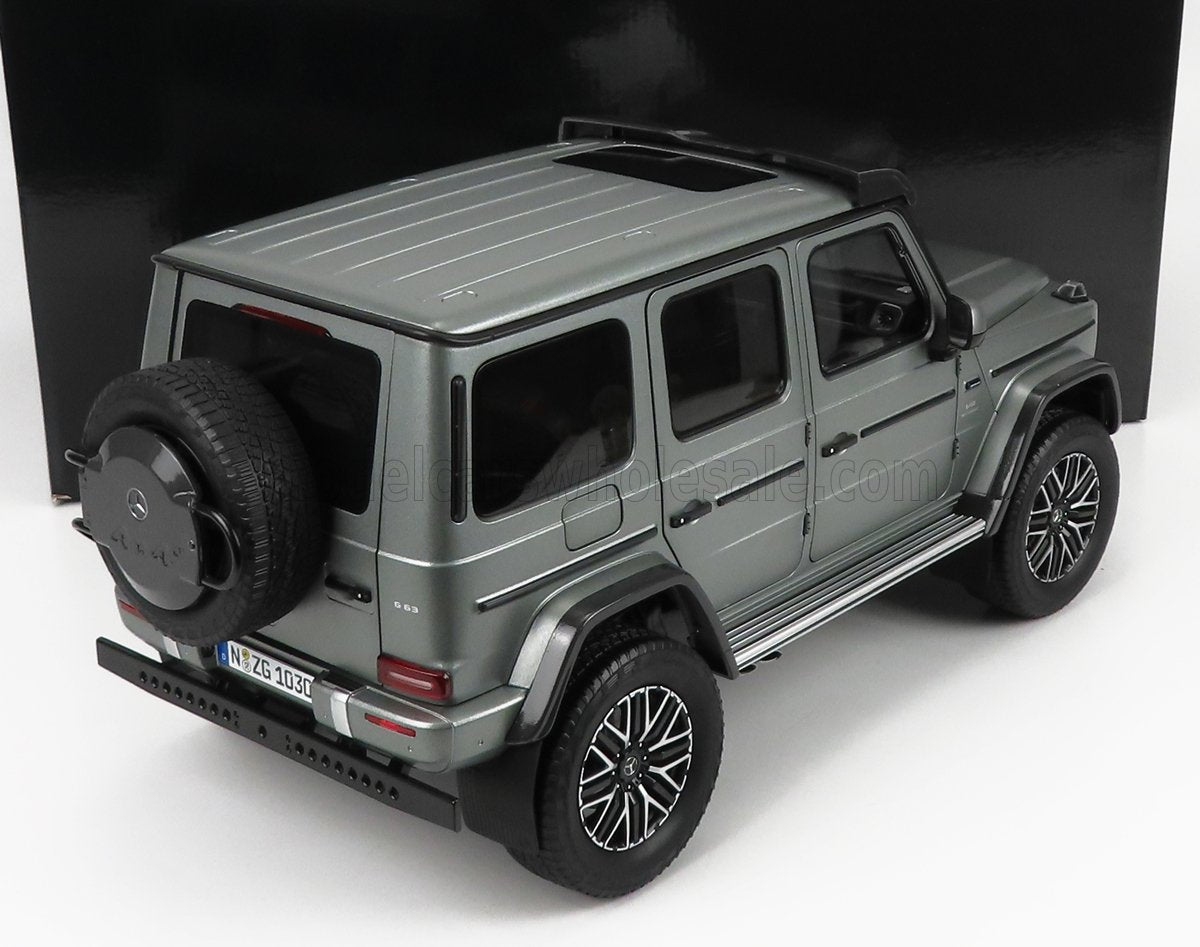 Modelo de coche Mercedes G63 AMG en color plata mate con rueda de repuesto montada en la parte trasera, a la venta en Vroomi.