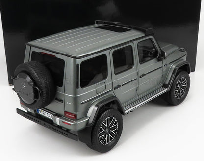 Modelo de coche Mercedes G63 AMG en color plata mate con rueda de repuesto montada en la parte trasera, a la venta en Vroomi.