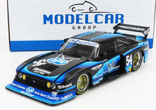 Modelo de coche de carreras Ford a escala 1/18 en negro y azul con el número 54 y logotipos de patrocinadores, disponible en Vroomi.